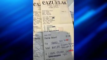 En el ticket la clienta le escribió al mesero de origen latino: "Espero que Trump te deporte".