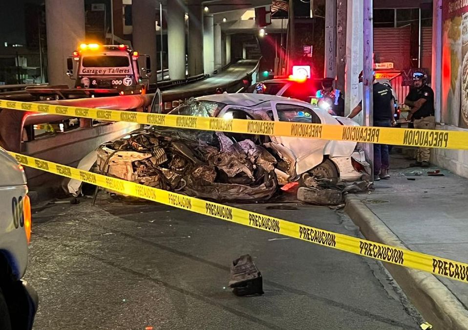 Conductor muere tras estrellarse contra muro en la avenida Félix U. Gómez. | Mayte Villasana