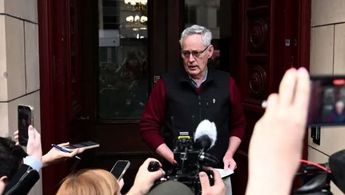 Ian Wilkinson, sobreviviente del atentado, hablando con los medios de comunicación al salir del Tribunal Supremo. | Reuters