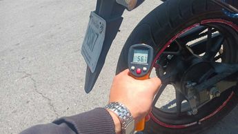 La temperatura corporal se eleva rapidamente al desempeñar la labor, y no se diga la que se registra sobre el asfalto. | Especial