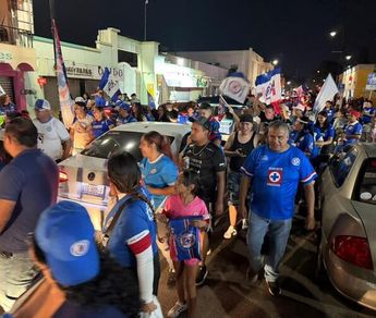 Los asistentes celebraron haciendo sonar cláxones, lanzando espuma y recorriendo distintas vialidades.| Jesús Villegas