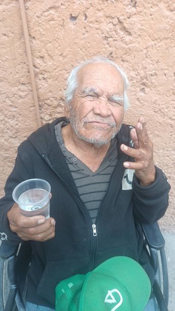 En Torreón, don Lucio ha logrado subsistir mediante la venta de dulces. | Foto Especial