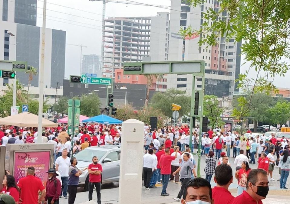 Realizan cierres viales en el Centro de Monterrey. / Israel Santacruz