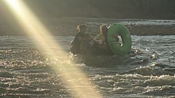 Familia queda varada en medio de Río San Juan en Cadereyta, NL | Especial
