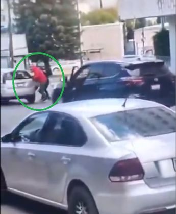 Luego de perpetrar el atraco, los hampones huyeron a bordo de un vehículo gris que utilizaron para cerrar el paso a su víctima / Especial
