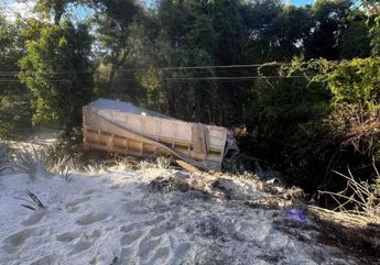 Uno de los hombres murió al interior del vehículo mientras que el otro quedó tendido sobre el asfalto