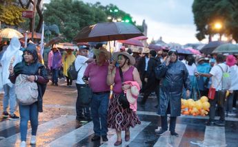Gente retirándose del zócalo después del informe del presidente / Jesús Quintanar