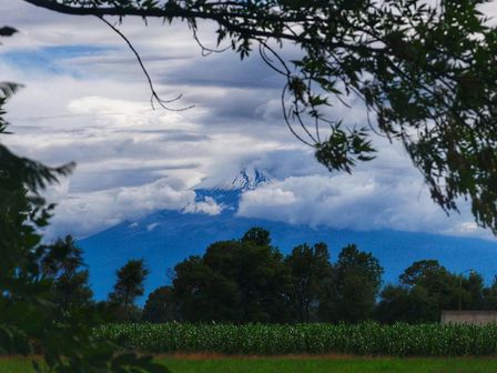 El volcán Popocatépetl deja ver su manto nevado, en medio de un clima nublado en Puebla / Andrés Lobato