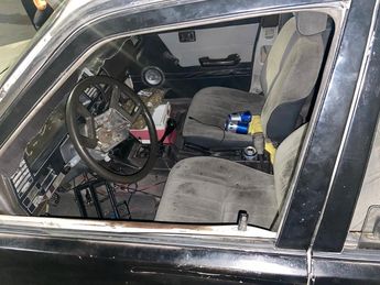 Droga y latas de cerveza en el interior del auto en posesión del detenido. | Cortesía