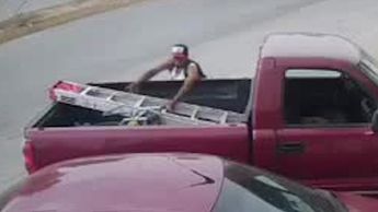 ¡Descaro total! Captan a hombre robando una escalera a plena luz del día en la Nuevo Torreón