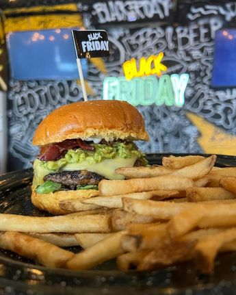 En Black Friday Monterrey puedes encontrar una gran variedad de platillos como alitas, hamburguesas, boneless y más. | Especial
