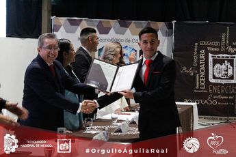 Luis Gerardo recibiendo su título profesional. | Especial