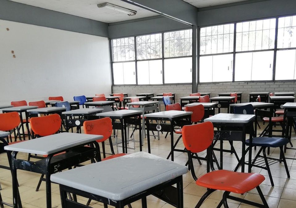 La detención se llevó a cabo por elementos de la Agencia de Investigación Criminal (AIC) en pleno horario de clases.