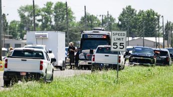 Vehículos de emergencia desplegados tras la caída de la avioneta en Butler, Misuri | AP: Reed Hoffmann