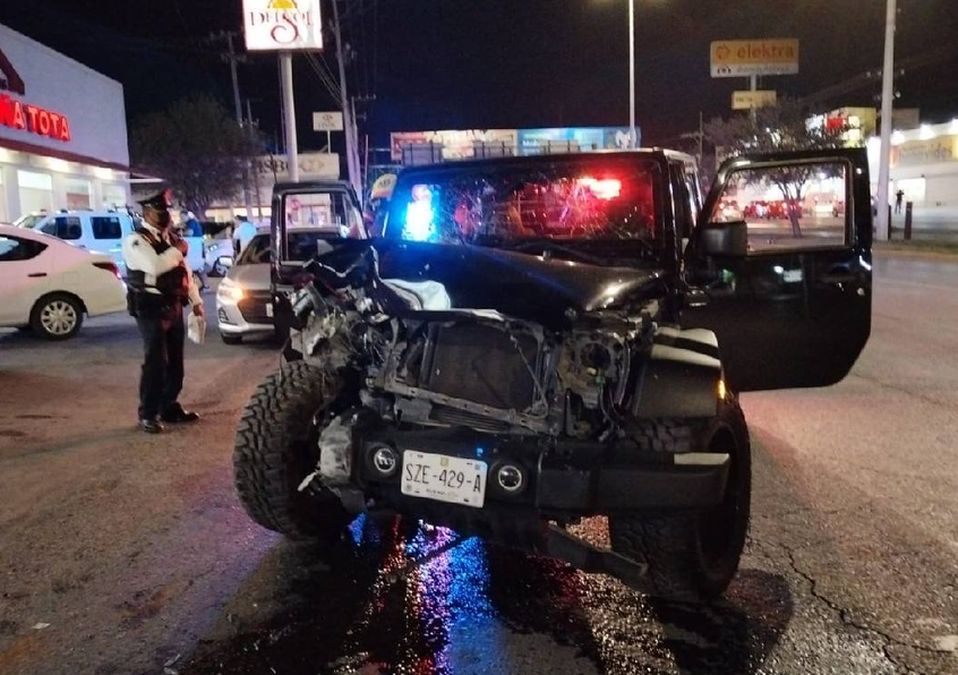 Muere conductor tras chocar su camioneta contra poste en Escobedo. | Cortesía