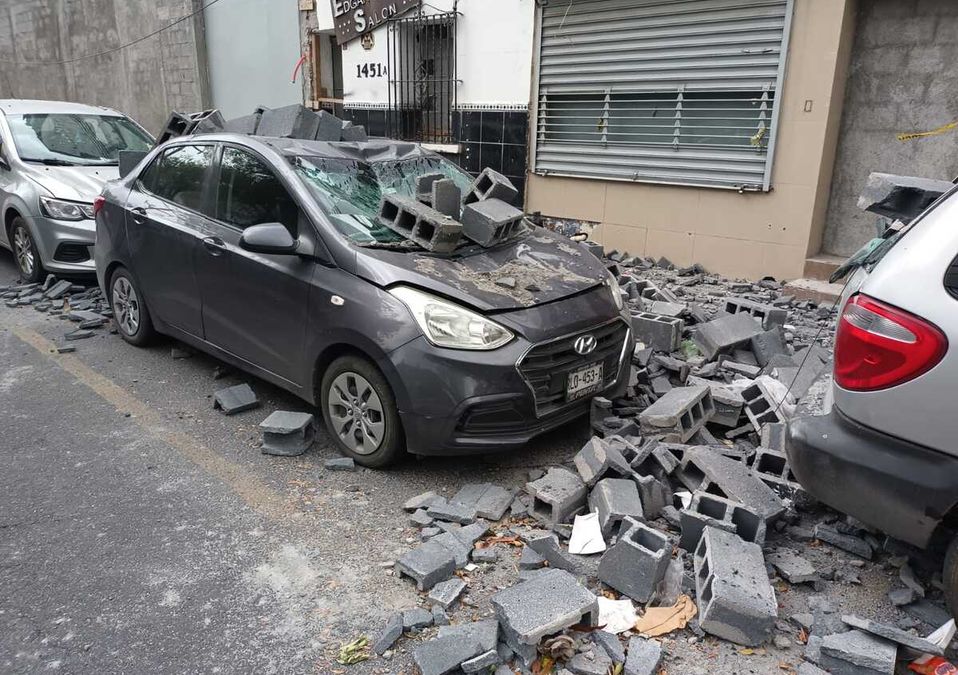 Muro se cae en Monterrey / Israel Santacruz