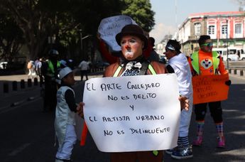 Payasitos defienden el arte callejero en Puebla / Melanie Torres
