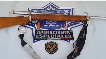 La policía aseguró una escopeta hechiza adaptada para cartuchos calibre .12 | Foto: Juan Carlos Munguía
