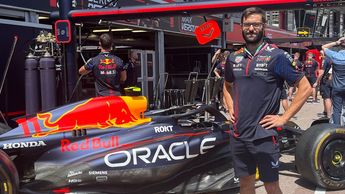 Pablo Terroba junto al monoplaza de Max Verstappen / Cortesía: Mobil