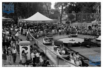 Juegos mecánicos en el Paseo Bravo en Puebla / Archivo Puebla Antigua