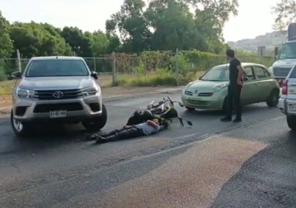 Motociclista resulta lesionado tras ser impactado por camioneta en Monterrey. | Especial