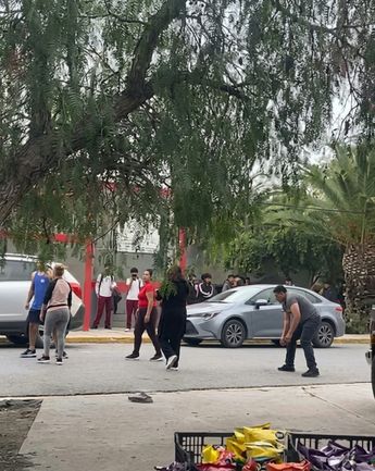 El plantel educativo informó que el enfrentamiento ocurrió fuera de sus instalaciones.