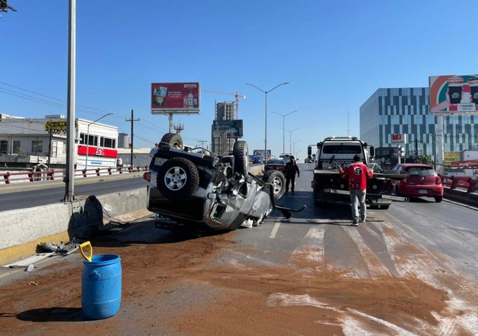 Conductor de camioneta se impacta contra barandal y vuelca en avenida Revolución. | Monserrat Contreras