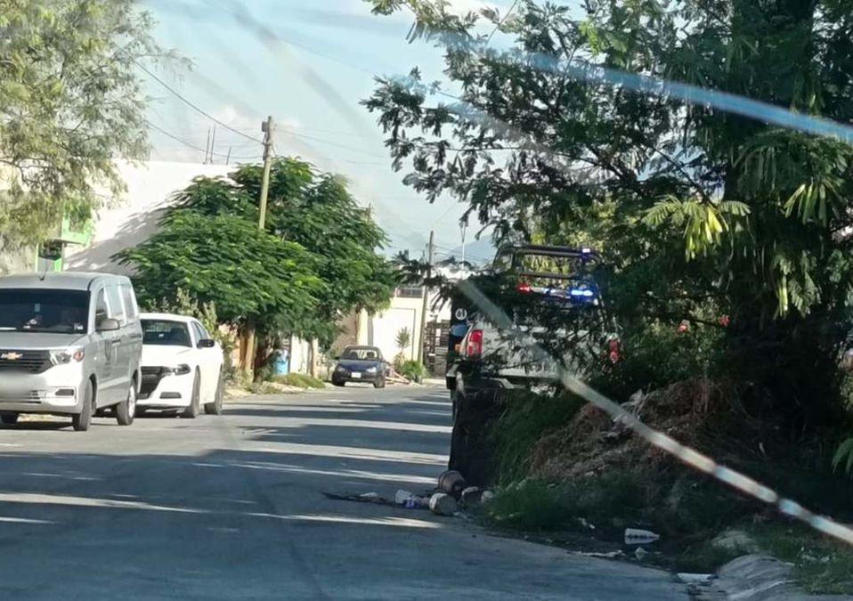 Elementos de la Policía de García y agentes ministeriales acudieron al lugar de los hechos para realizar las investigaciones. | Cortesía