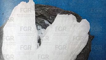 A la imputada le aseguraron cerca de 224 gramos de cristal durante una revisión policial | Foto: FGR