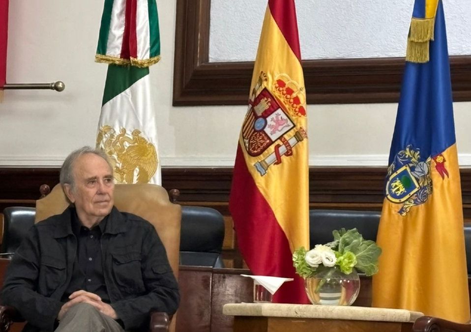 Joan Manuel Serrat recibe las Llaves de la Ciudad durante su visita al Cabildo de Jalisco | Foto: Daniela Nuño
