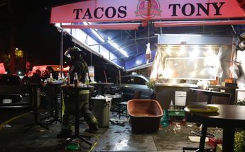 Puesto de tacos es impactado por vehículo / Enrique Luna