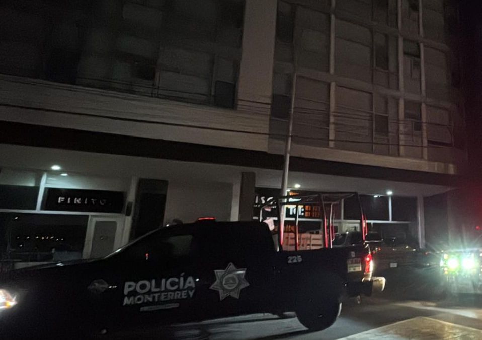 Ocho personas quedaron atrapadas en un elevador en la colonia Roma y fueron rescatadas sin lesiones por autoridades y personal del edificio.| Especial