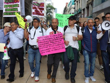 Los manifestantes se pronuncian en contra del "abasto popular" por afectación al comercio local | Cuartoscuro