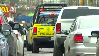 Hombre detenido por ponchar la llanta de una patrulla en el centro de Monterrey