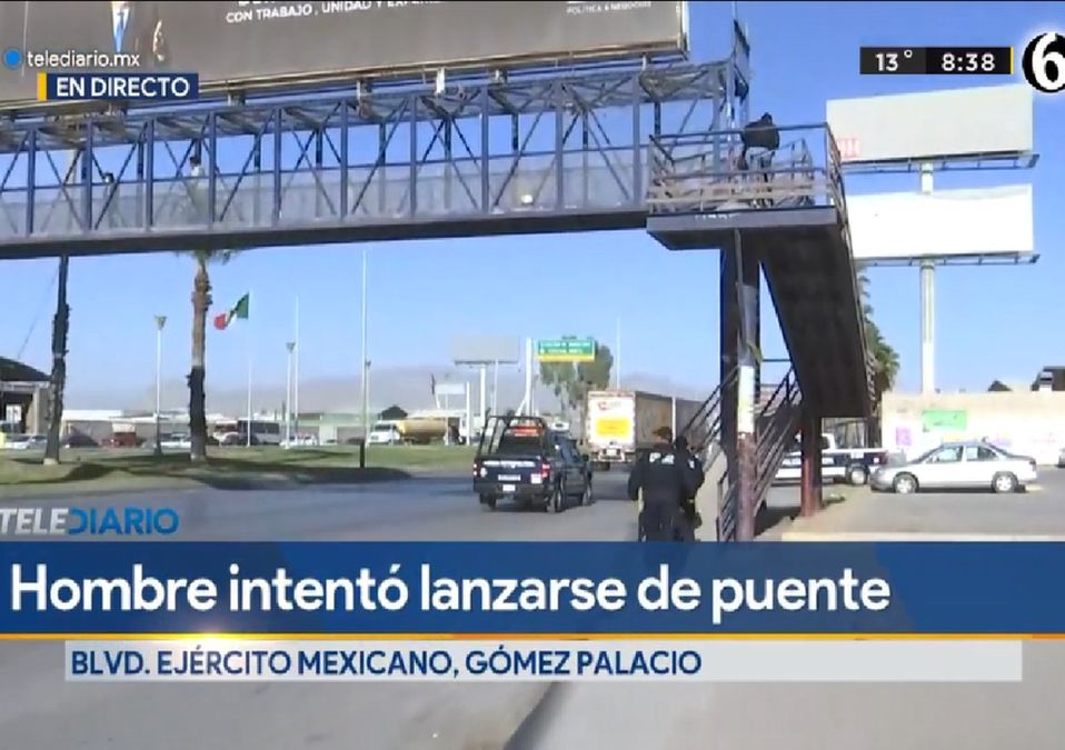Hombre intenta lanzarse de puente peatonal en Gómez Palacio