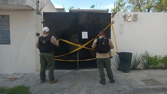 Agentes ministeriales afuera del domicilio cateado. | Cortesía
