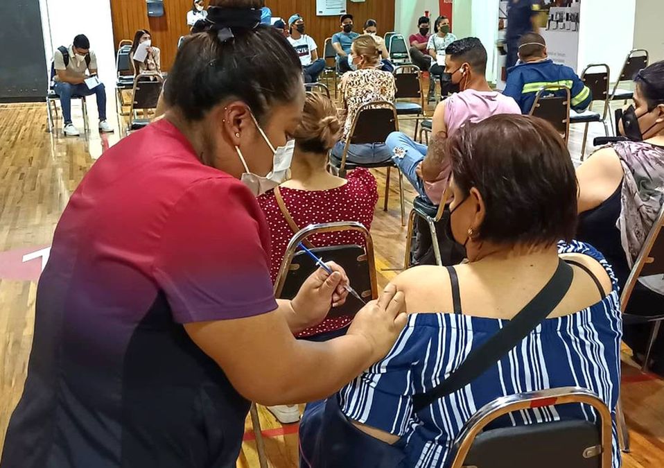Vacunación contra el covid-19 continúa en San Nicolás