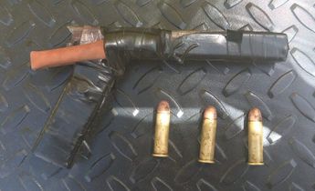 Arma de fuego hechiza y municiones decomisadas al detenido. | Cortesía