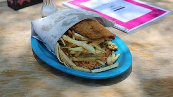 El taco placero de Puebla se vende en puestos callejeros y se sirve envuelto en papel de estraza | Especial