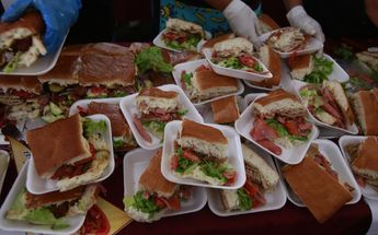 Las tortas y los emparedados son el alimento común en este tipo de eventos
