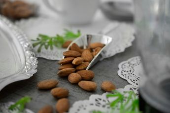 "Almendra" proviene del término español que designa el fruto del almendro