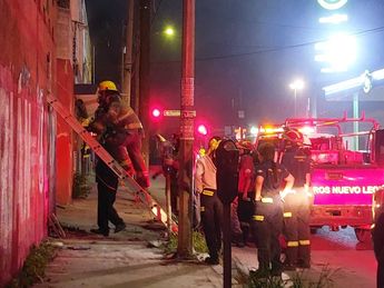 Cuerpos de auxilio realizando maniobras en el lugar del incendio. | Leyda Estrada