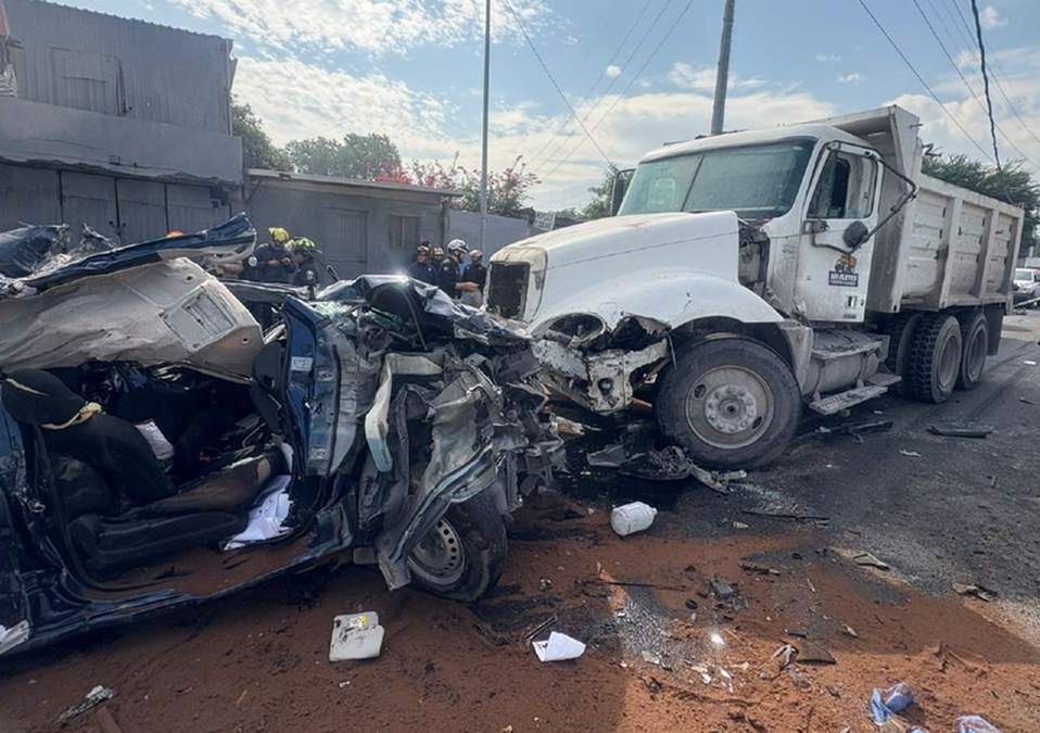Rescatistas de distintas corporaciones hicieron trabajos para liberar al ocupante de la camioneta en Morones Prieto. | Cortesía