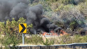 Vehículos incendiados obstruían la vialidad en diferentes accesos carreteros. | Foto: Los Reyes de Michoacán en Facebook.