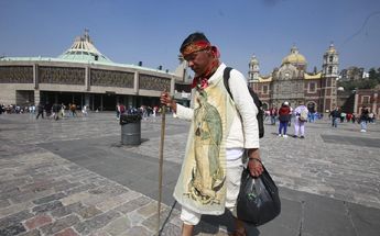 Peregrino con su bastón afuera de la Basílica/ Juan Carlos Bautista
