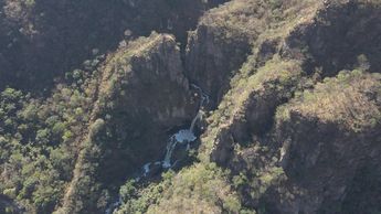 Elementos de búsqueda esperan que la tecnología del dron pueda dar con el paradero de los desaparecidos. | Telediario Especial