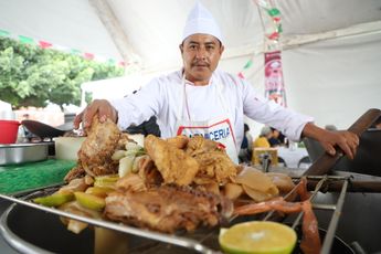 Cocinero tradicional durante la edición 2024 de la Feria de las Carnitas de Huejotzingo / Agencia Es Imagen
