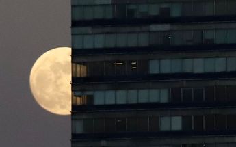 Luna gigante deste la Torre Latino CdMx / Naomi Antonio.