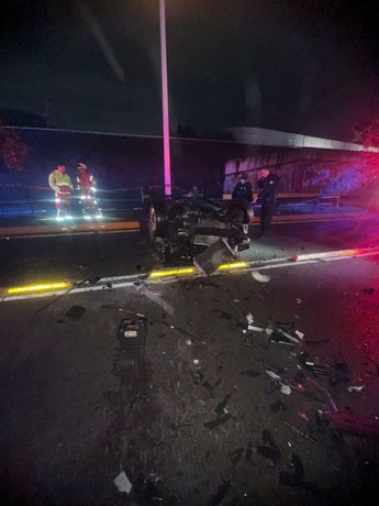 El vehículo quedó totalmnete volteado a media vialidad. | Protección Civil y Bomberos de Zapopan