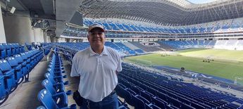 El Club Rayados le realizó al guardia de seguridad un reconocimiento donde le entregaron algunos obsequios. | Leyda Estrada